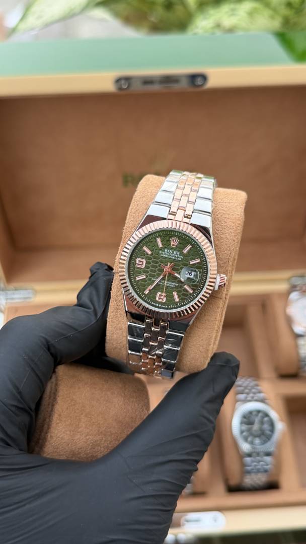 Luxury Date Display Men’s Watch – Black Dial with Silver Metal Bracelet